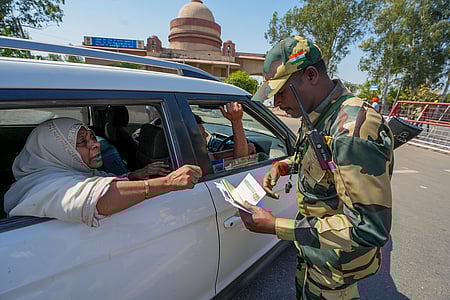 அட்டாரி எல்லைப் பகுதி வழியாக பாகிஸ்தான் திரும்புவதற்காக வந்த அந்நாட்டவரின் ஆவணங்களை சரிபாா்த்து அனுப்பிய வீரா்.