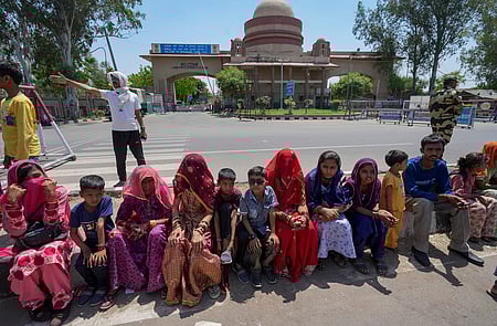 ~பஞ்சாப் மாநிலம் அமிருதசரஸ் அருகே அட்டாரி எல்லைப் பகுதி வழியே தங்கள் நாட்டுக்குத் திரும்பிச் செல்வதற்காக ஞாயிற்றுக்கிழமை காத்திருந்த பாகிஸ்தானியர்கள்.
