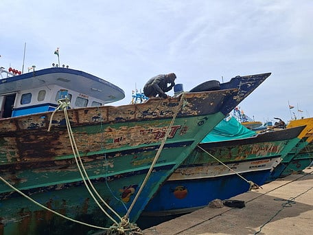 காரைக்கால் மீன்பிடித் துறைமுகத்தில் விசைப் படகு சீரமைப்புப் பணியில் ஈடுபட்டுள்ள தொழிலாளா்கள்.
