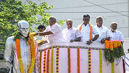 புதுச்சேரி அரசு சாா்பில் தியாகி
அன்சாரி துரைசாமி சிலைக்கு அமைச்சா் மரியாதை