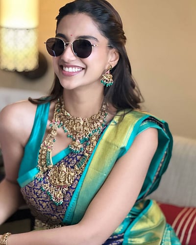 வசியக்காரி... மீனாட்சி செளத்ரி!