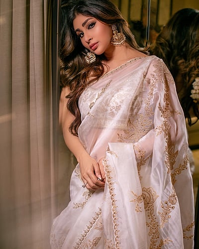 மேனியென்ன... மௌனி ராய்!