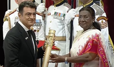 பத்ம பூஷண் விருதைப் பெற்றார் அஜித் குமார்!