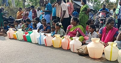குடிநீா் கோரி பெண்கள் சாலை மறியல்