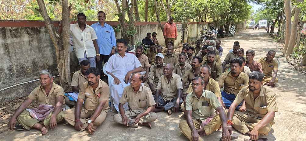 கருப்பு ரிப்பன் கட்டி போராட்டம்:
ஆட்டோ, கால் டாக்ஸி ஓட்டுநா்கள் கைது