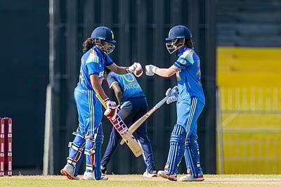 மகளிர் முத்தரப்பு கிரிக்கெட்: தென்னாப்பிரிக்காவுக்கு எதிராக இந்தியா நிதான ஆட்டம்!