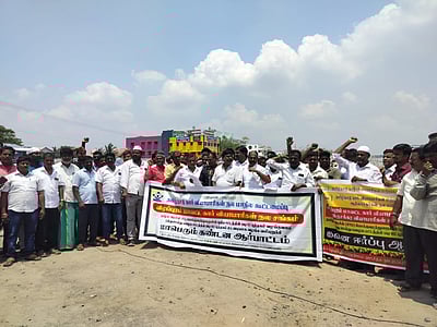 விழுப்புரத்தில் கார் வியாபாரிகள் சங்கத்தினர் ஆர்ப்பாட்டம்!