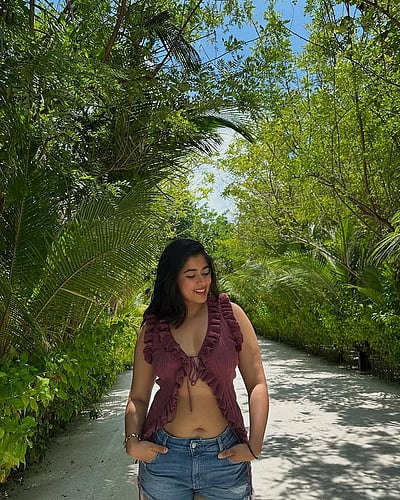 அமைதியைத் தேடி மனம்.. நிகிதா சர்மா!