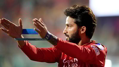 சிஎஸ்கே போட்டிக்கு முன்பாக திருப்பதி கோவிலில் தரிசனம் செய்த ஆர்சிபி வீரர்கள்!