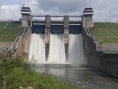 கரியக்கோயில் அணை திறப்பு: ஆற்றுப்படுகை கிராம மக்கள் மகிழ்ச்சி