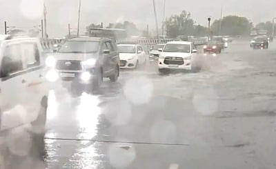 தில்லியில் கனமழை: வீடு இடிந்து விழுந்ததில் 3 குழந்தைகள் உள்பட 4 பேர் பலி