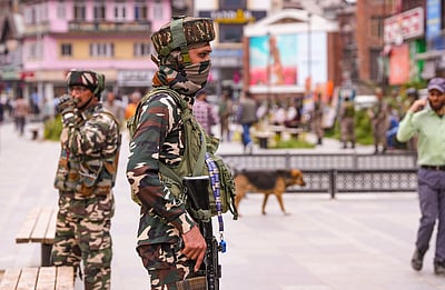 பதுங்குமிடங்களைத் தயாா்படுத்தும் எல்லையோர மக்கள்! பாகிஸ்தான் 8-ஆவது நாளாக துப்பாக்கிச்சூடு! 