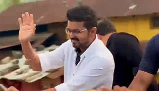 கொடைக்கானலில் போக்குவரத்து 
நெரிசலில் சிக்கிய தவெக தலைவர் விஜய்! 