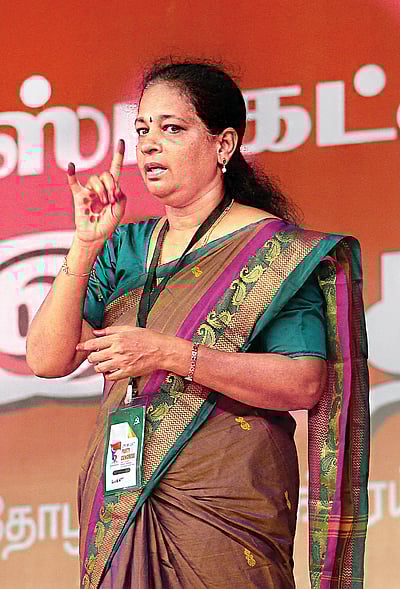 மாநாட்டில் சைகை மொழியில் பேசிய பெண்...