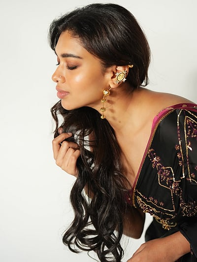 சிவப்பு நிலா... துஷாரா விஜயன்!