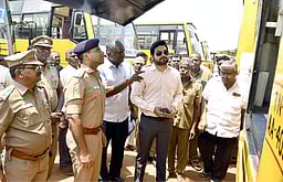 வாக்குச்சாவடிகளில் அடிப்படை வசதிகள்: மாவட்ட ஆட்சியா் ஆய்வு