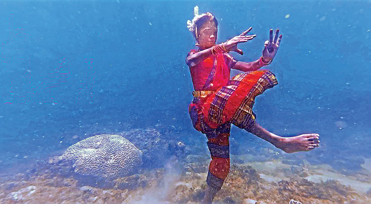 கடலுக்குள் நடனம்!