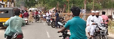 ஆம்பூா்: பொதுமக்களுக்கு இடையூறாக  பேனா்கள்! 