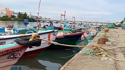 இலங்கை கடற்கொள்ளையர்கள் தாக்குதலைக் கண்டித்து செருதூர் மீனவ கிராமத்தினர் வேலை நிறுத்தப் போராட்டம்
