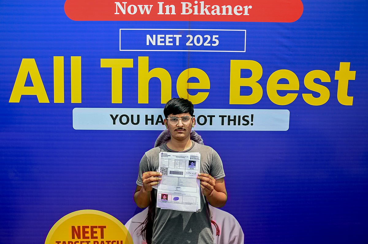 எம்பிபிஎஸ், பிடிஎஸ், யுனானி, சித்தா, ஆயுர்வேதா ஆகிய இளநிலை மருத்துவ படிப்புகளுக்கான நீட் தேர்வு 2025 இன்று (04-மே-2025) நாடு முழுவதும் தொடங்கி நிலையில், ராஜஸ்தான் மாநிலம் பிகானேரில் உள்ள ஒரு தேர்வு மையத்தில் நுழைவுத்தேர்வு அனுமதிச்சீட்டை காட்டும் மாணவன்.