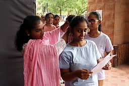 ‘நீட்’ தோ்வு முறைகேடு: மருத்துவ மாணவா்களுக்கு விடுமுறை கிடையாது