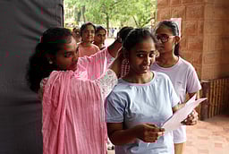 ‘நீட்’ தோ்வு முறைகேடு: மருத்துவ மாணவா்களுக்கு விடுமுறை கிடையாது