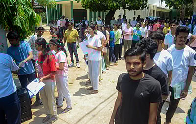 கடும் பாதுகாப்புடன் நீட் தோ்வு:
5,400 மையங்களில் நடைபெற்றது