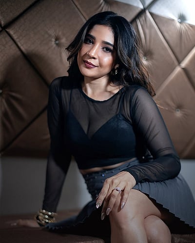 கண்ணும் கண்ணும்... சாக்‌ஷி அகர்வால்!