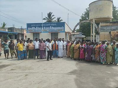 செவந்திப்பட்டி ஊராட்சி செயலருக்கு எதிராக கிராம மக்கள் முற்றுகை போராட்டம்