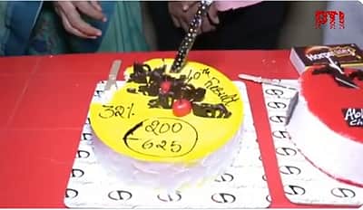 மாற்றி யோசித்த பெற்றோர்.. 10-ஆம் வகுப்பில் தோல்வி.. கேக் வெட்டிக் கொண்டாட்டம்