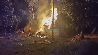 ஆலங்குடி அருகே இருதரப்பினரிடையே மோதல்: குடிசை, வாகனங்களுக்கு தீ வைப்பு! 