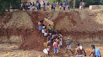 சாலை வசதியின்றி மயானத்துக்கு  உடலை எடுத்துச்செல்ல சிரமப்படும் கிராம மக்கள்! 