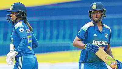 முத்தரப்பு கிரிக்கெட்: இறுதிப் போட்டிக்கு முன்னேறியது இந்திய மகளிரணி! 