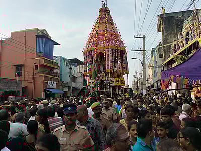 தஞ்சாவூரில் பெரியகோயில் தேரோட்டம்: பல்லாயிரக்கணக்கான பக்தர்கள் பங்கேற்பு