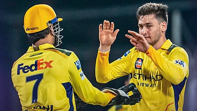 நூர் அகமது 4 விக்கெட்டுகள்: சிஎஸ்கே வெற்றிபெற 180 ரன்கள் இலக்கு! 