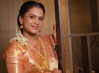 மணிமேகலைக்கு சிறப்பு பரிசளித்த சிநேகா, வரலட்சுமி சரத்குமார்!