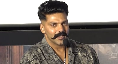 போலீஸா? ரௌடியா? கவனம் ஈர்க்கும் ஆர்யாவின் தோற்றம்!