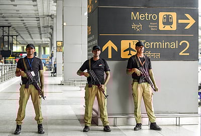 தில்லி விமான நிலையத்தில் இருவேறு நடவடிக்கைகளில் 
17 கிலோ கஞ்சா பறிமுதல்: இருவா் கைது