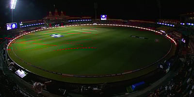 ஐபிஎல் போட்டி பாதியிலேயே நிறுத்தம்! ரசிகர்கள் வெளியேற்றம்!