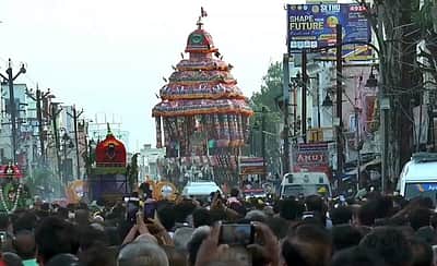 மீனாட்சியம்மன் கோயிலில் திருத்தேரோட்டம்: திரளானோர் பங்கேற்பு!