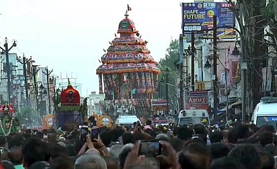 மீனாட்சியம்மன் கோயிலில் திருத்தேரோட்டம்: திரளானோர் பங்கேற்பு!