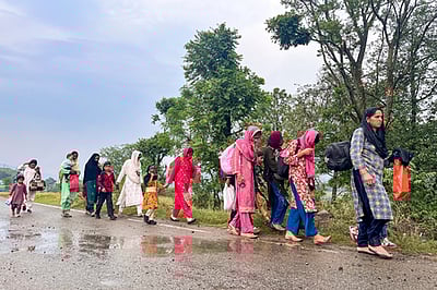 பாகிஸ்தான் குண்டுவீச்சில் இருவா் உயிரிழப்பு; ஐவா் காயம்