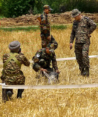 பாகிஸ்தான் போர் விமானங்கள் சுட்டு வீழ்த்தப்பட்டன!