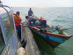 தொண்டி கடல் பகுதியில் மிதந்து வந்த மா்மப் பொருள் மீட்பு