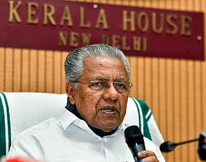 மருத்துவமனைகளில் முகக்கவசம் கட்டாயம்; பொது இடங்களிலும் அவசியம்: கேரள முதல்வர்
