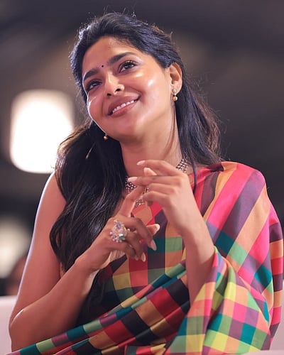 வசீகரம்... ஐஸ்வர்யா லட்சுமி!