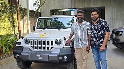 பேரன்புடன், மெய்! இயக்குநர் பிரேம் குமாருக்கு கார் பரிசளித்த கார்த்தி!