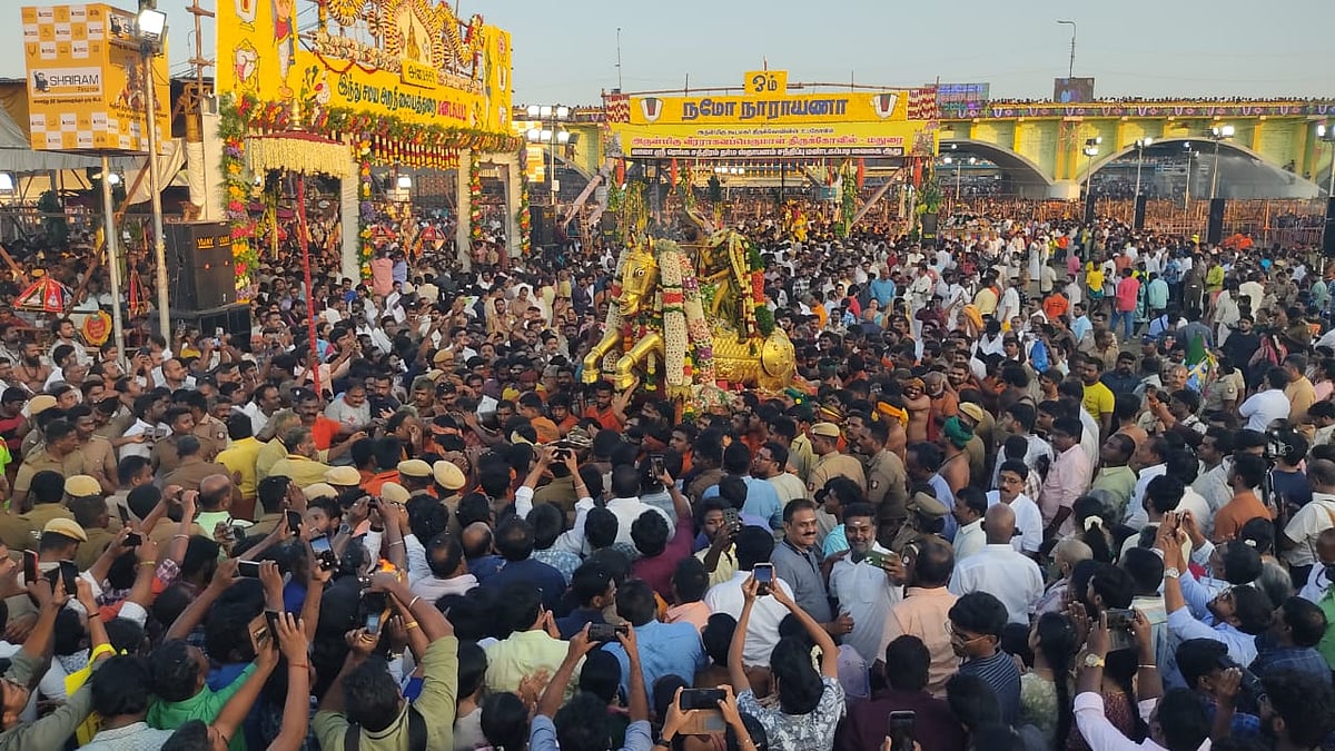 மதுரை சித்திரை திருவிழாவின் உச்ச நிகழ்ச்சியான கள்ளழகர் வைகை ஆற்றில் இறங்கும் நிகழ்வு இன்று (மே 12) அதிகாலை நடைபெற்றது.