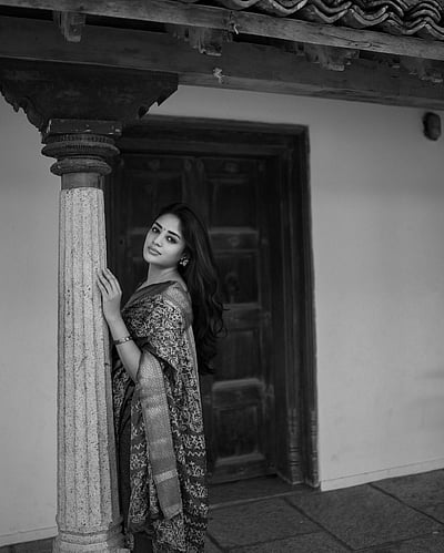 கருப்பு வெள்ளை பூக்கள் உண்டா.... தீப்ஷிகா!