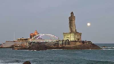 குமரியில் சூரிய அஸ்தமனம்: சந்திரன் உதயம் தெளிவாகத் தெரியவில்லை